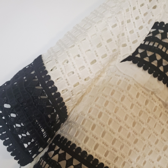 Banana Republic Women NWT Size XS S/Sl B&W embroidered holiday stripped top - Picture 4 of 11